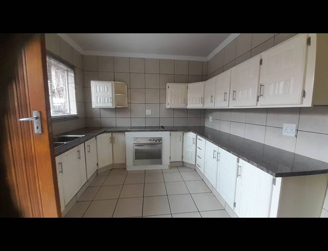 2 BEDROOM TOWNHOUSE TO LET IN THREE RIVERS